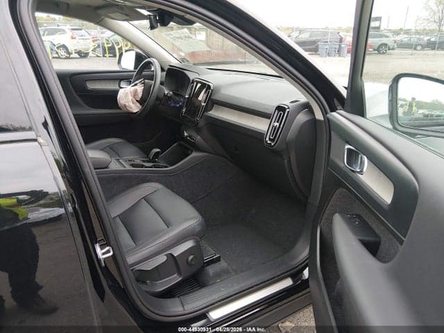 2024 VOLVO XC40 B5 CORE DARK THEME 5