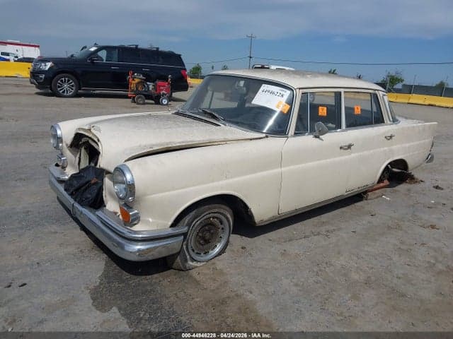 1966 MERCEDES-BENZ 200 2