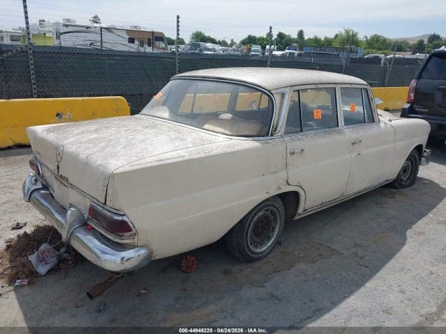1966 MERCEDES-BENZ 200 4