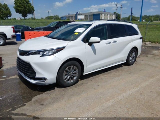 2022 TOYOTA SIENNA XLE 2