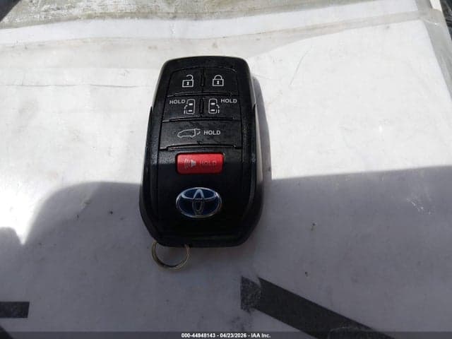 2022 TOYOTA SIENNA XLE 11