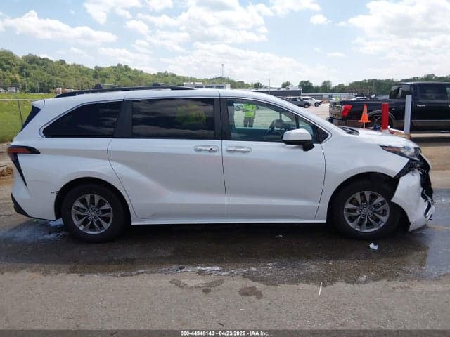 2022 TOYOTA SIENNA XLE 13