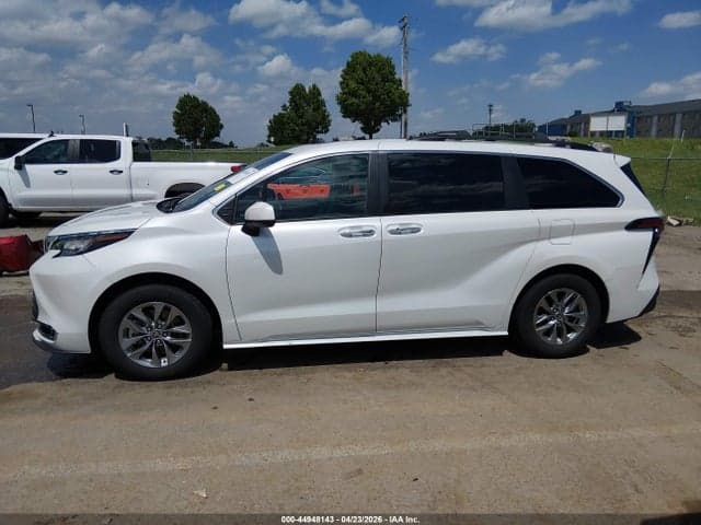 2022 TOYOTA SIENNA XLE 14