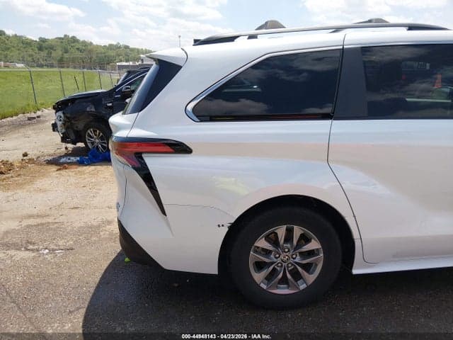 2022 TOYOTA SIENNA XLE 18