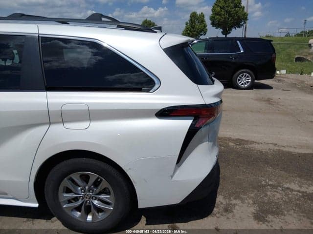 2022 TOYOTA SIENNA XLE 19