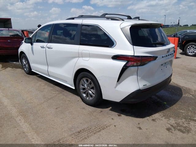 2022 TOYOTA SIENNA XLE 3