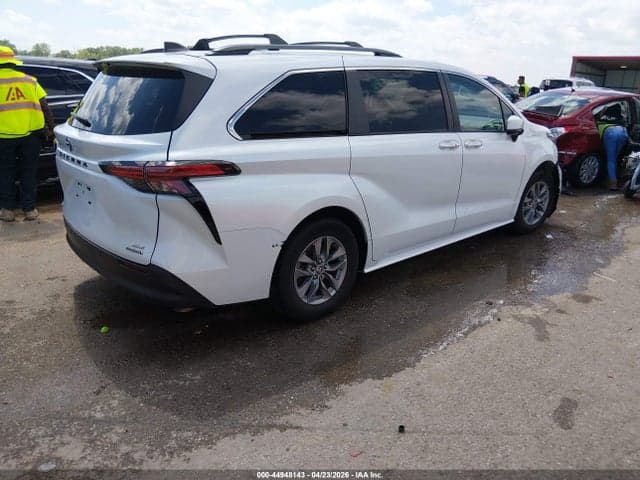 2022 TOYOTA SIENNA XLE 4