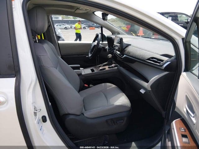 2022 TOYOTA SIENNA XLE 5