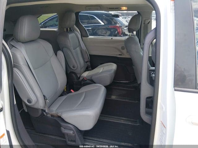 2022 TOYOTA SIENNA XLE 8