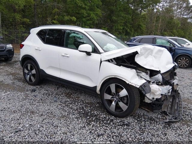 2020 VOLVO XC40 T4 MOMENTUM