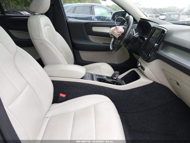 2020 VOLVO XC40 T4 MOMENTUM 5