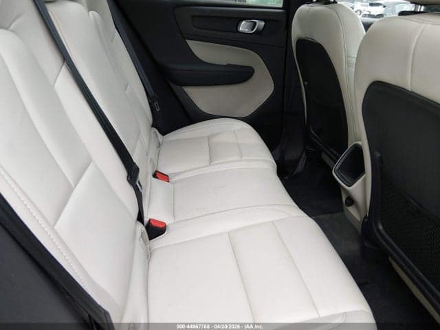 2020 VOLVO XC40 T4 MOMENTUM 8