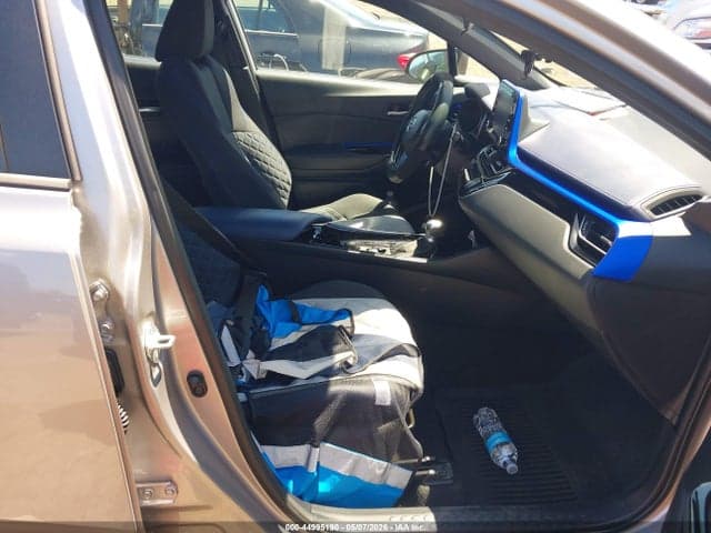 2020 TOYOTA C-HR XLE 5