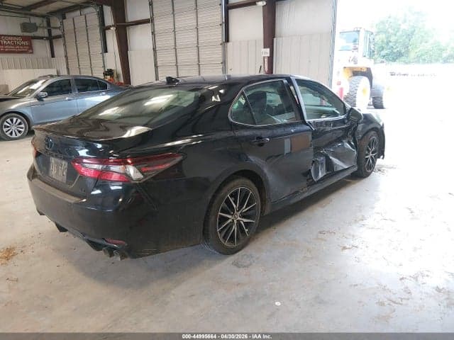 2021 TOYOTA CAMRY SE 4