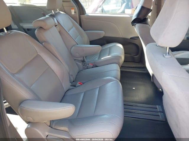 2018 TOYOTA SIENNA L 7 PASSENGER 8