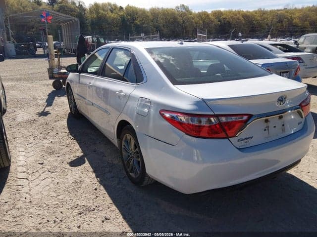 2017 TOYOTA CAMRY SE 3
