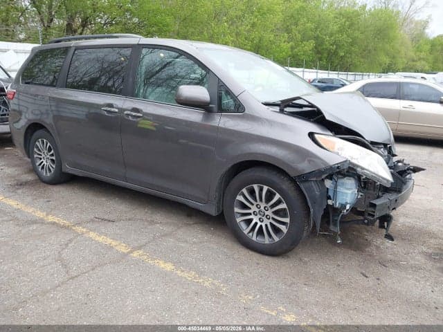 2019 TOYOTA SIENNA XLE 8 PASSENGER