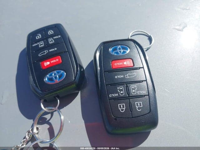 2025 TOYOTA SIENNA WOODLAND EDITION 11