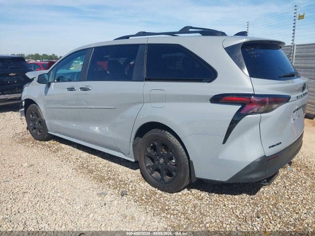 2025 TOYOTA SIENNA WOODLAND EDITION 3