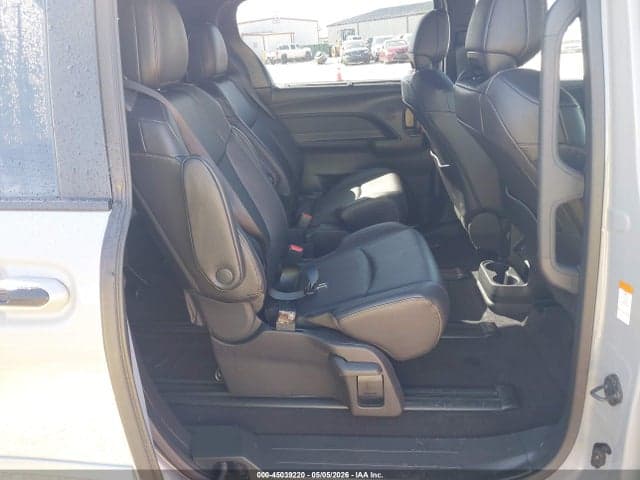 2025 TOYOTA SIENNA WOODLAND EDITION 8