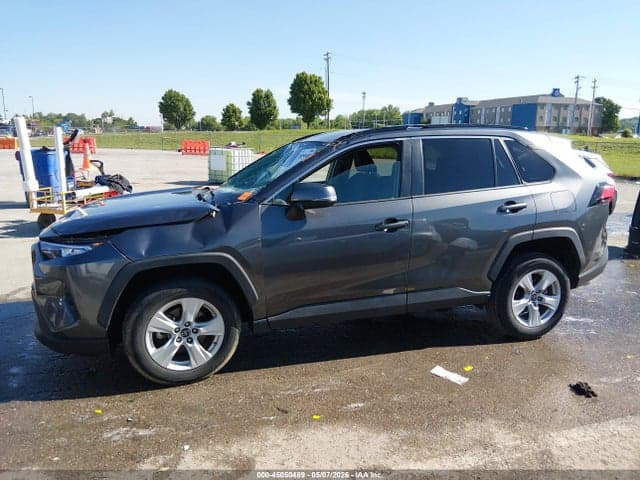 2020 TOYOTA RAV4 XLE 17