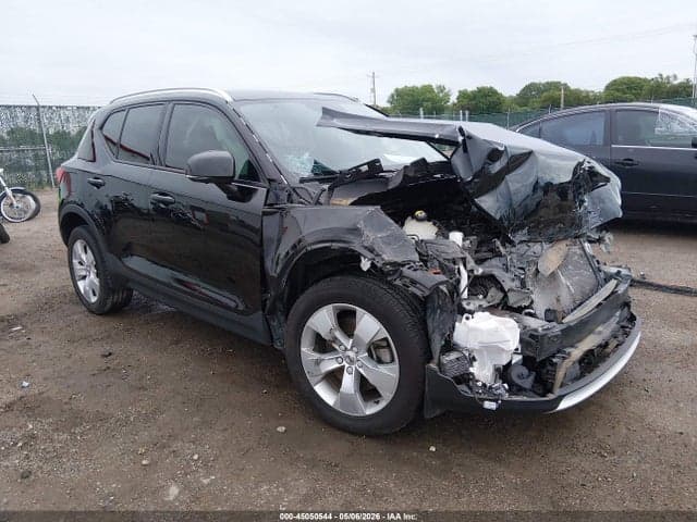 2022 VOLVO XC40 T4 MOMENTUM