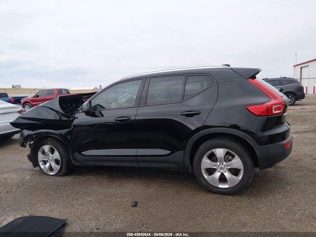 2022 VOLVO XC40 T4 MOMENTUM 14