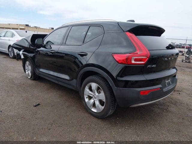 2022 VOLVO XC40 T4 MOMENTUM 3
