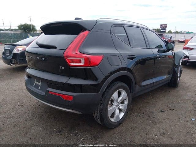2022 VOLVO XC40 T4 MOMENTUM 4