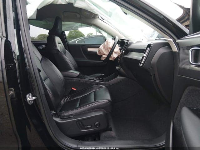 2022 VOLVO XC40 T4 MOMENTUM 5