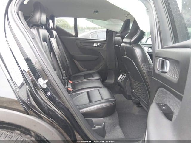 2022 VOLVO XC40 T4 MOMENTUM 8