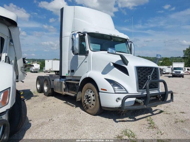 2022 VOLVO VNR - 1