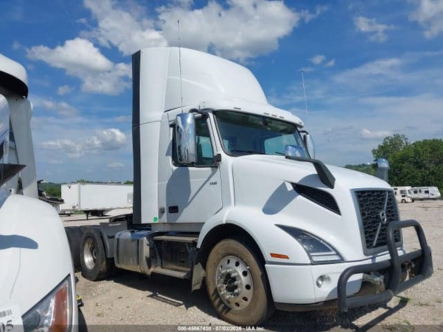 2022 VOLVO VNR 13