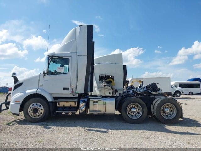 2022 VOLVO VNR 14