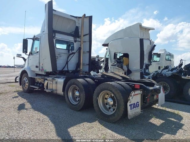 2022 VOLVO VNR 3