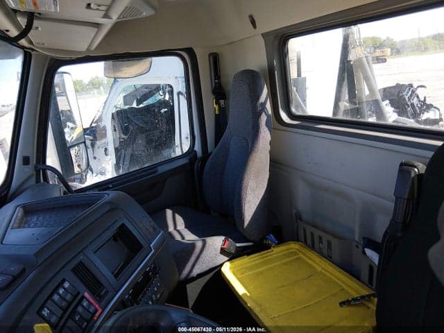 2022 VOLVO VNR 6