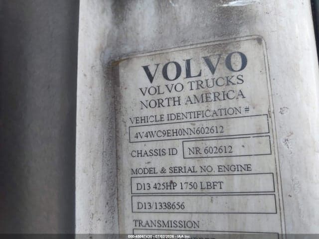 2022 VOLVO VNR 8