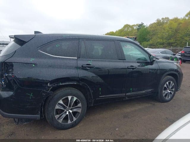 2022 TOYOTA HIGHLANDER XLE 14