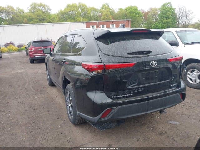 2022 TOYOTA HIGHLANDER XLE 3