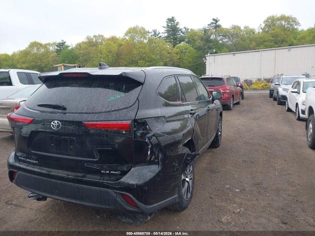 2022 TOYOTA HIGHLANDER XLE 4