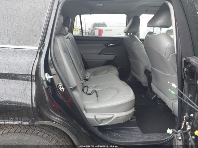 2022 TOYOTA HIGHLANDER XLE 8