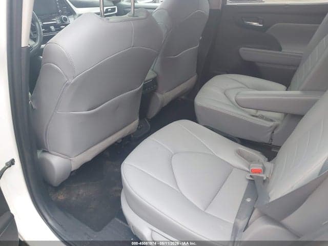 2021 TOYOTA HIGHLANDER XLE 8