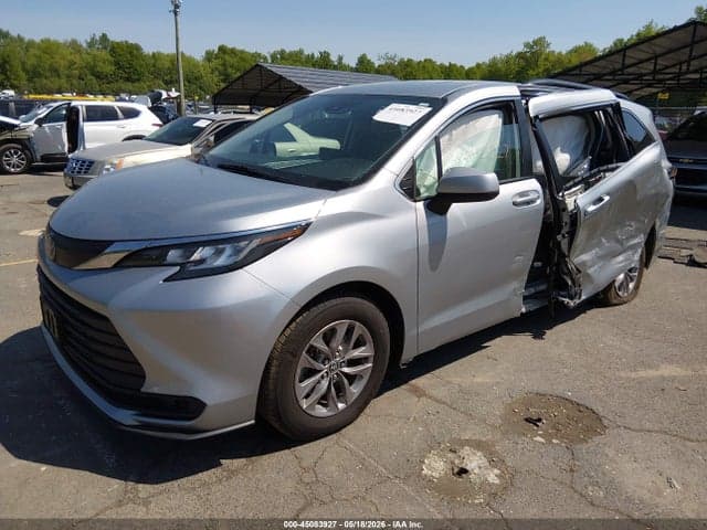 2022 TOYOTA SIENNA LE 2
