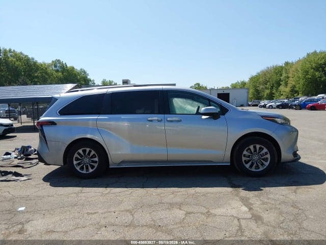 2022 TOYOTA SIENNA LE 13