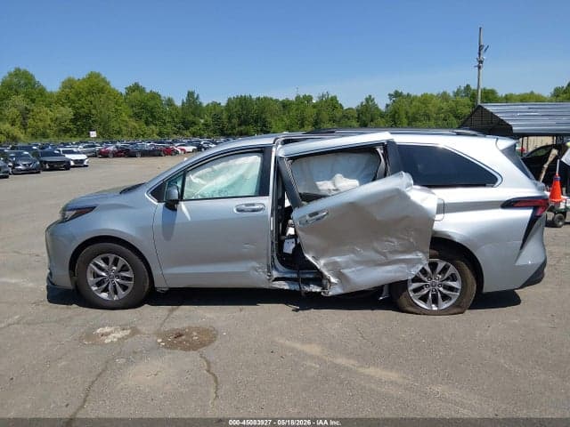 2022 TOYOTA SIENNA LE 14