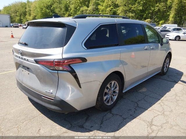 2022 TOYOTA SIENNA LE 4