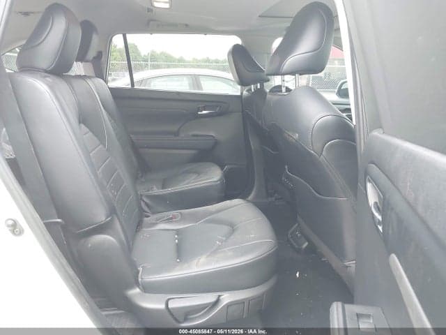 2021 TOYOTA HIGHLANDER XLE 8