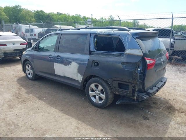 2017 TOYOTA SIENNA LE 8 PASSENGER 3