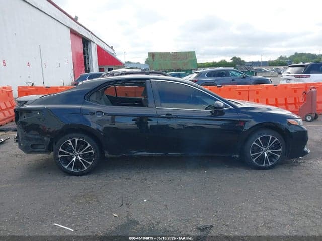 2018 TOYOTA CAMRY SE 14