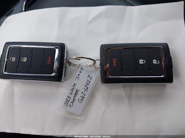 2023 JEEP GRAND CHEROKEE LAREDO 4X4 11